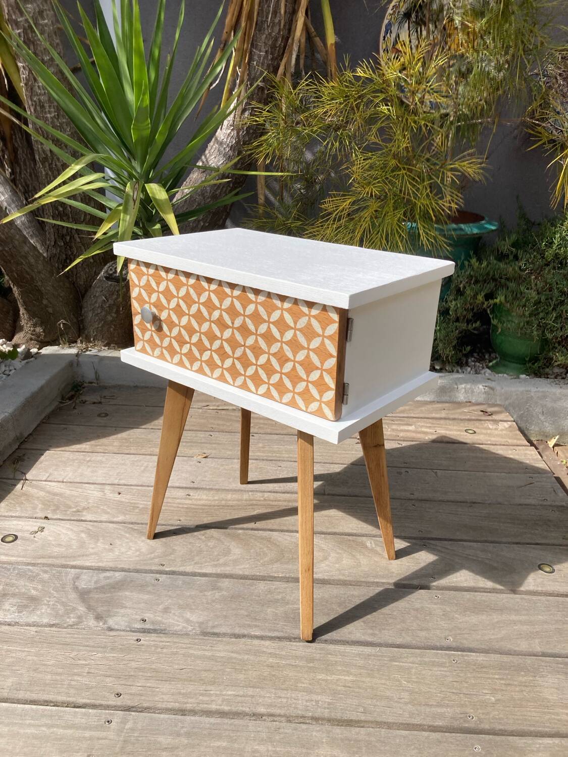 Beautiful vintage bedside table with tapered legs, Scandinavian/pop style in raw white.