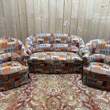 Salon crapaud comprenant un canapé et une paire de fauteuils