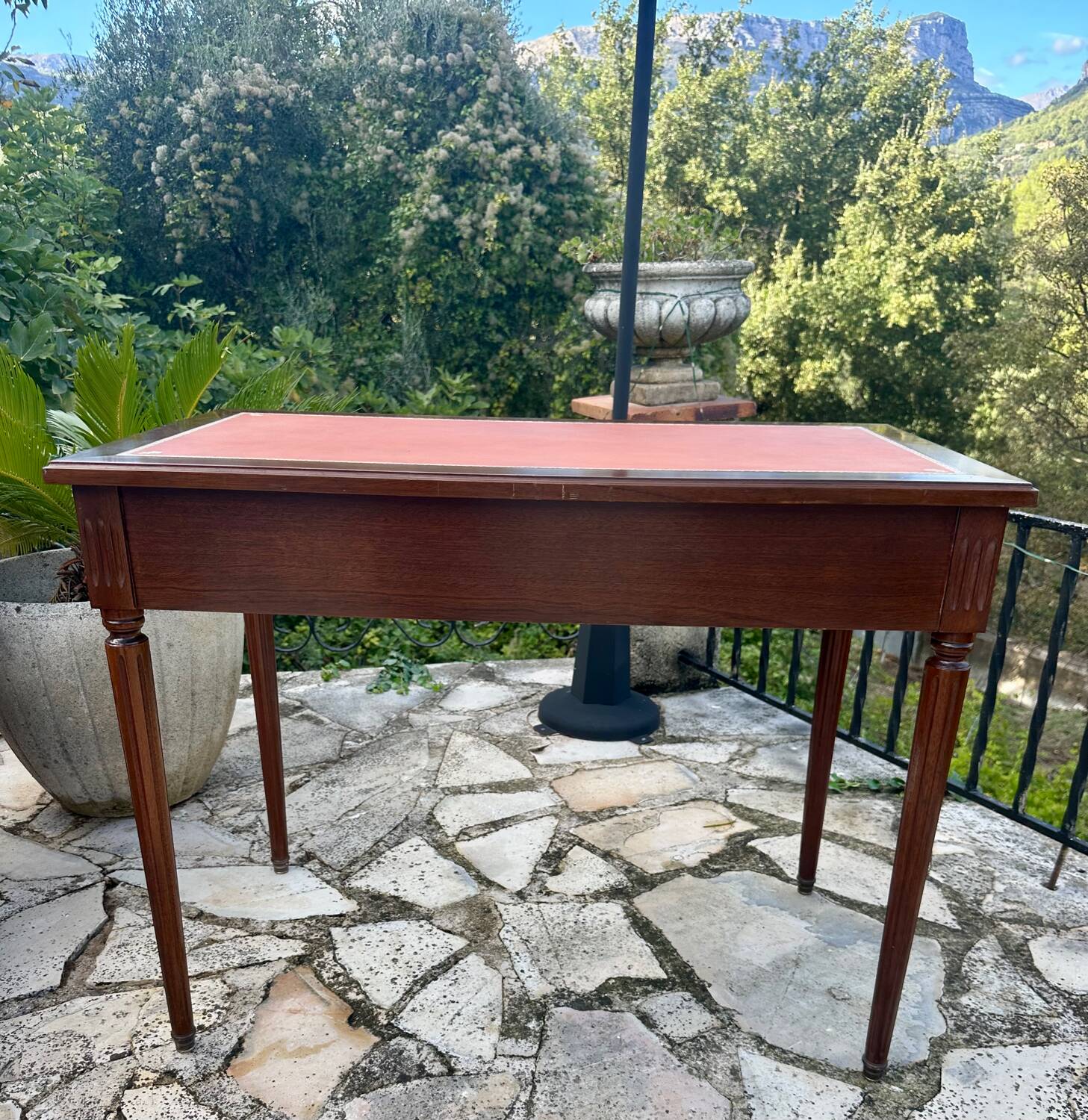 Flat desk in mahogany in the Louis XVI style.