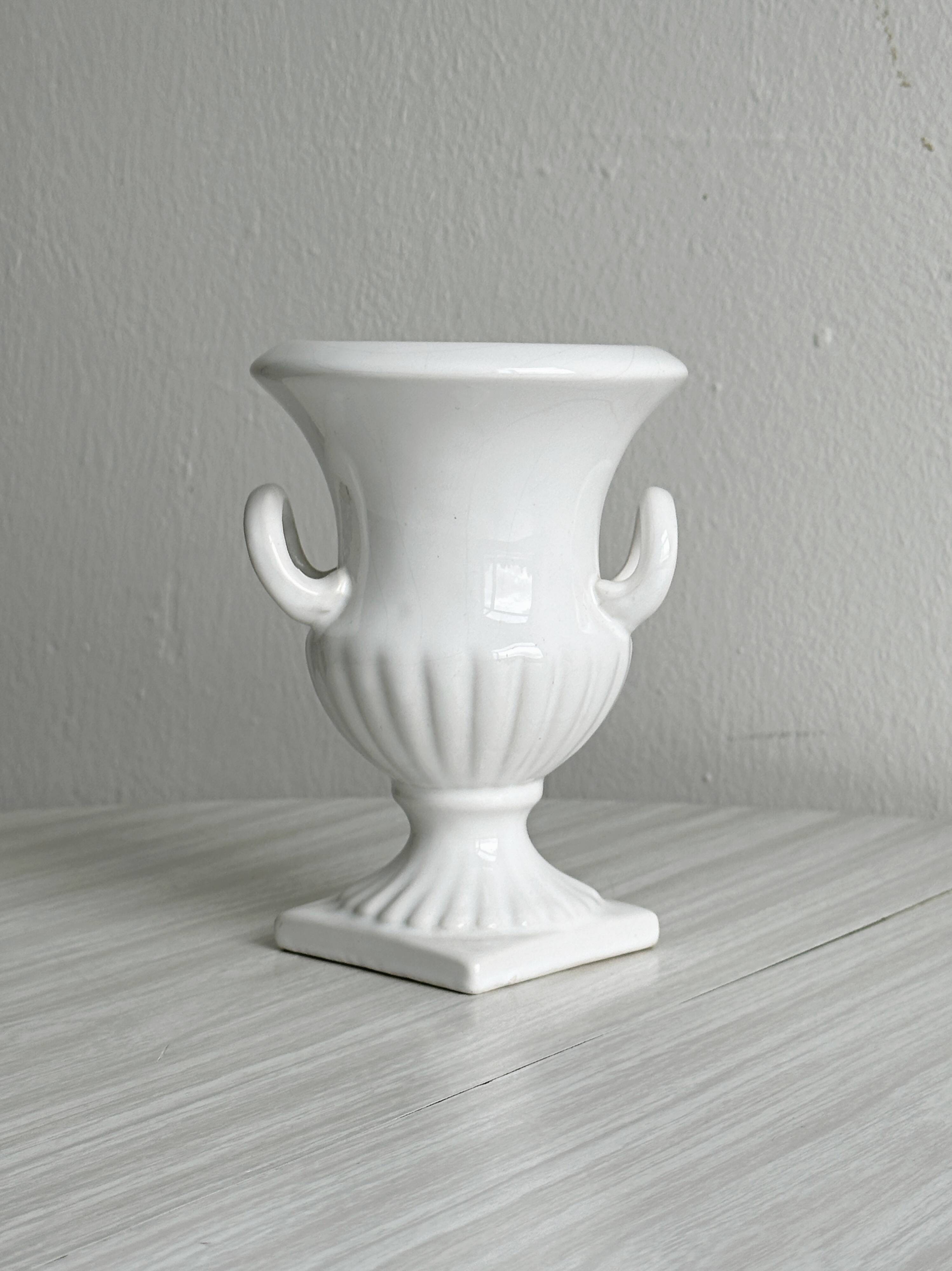 Cache-pot Médicis ancien en porcelaine blanche