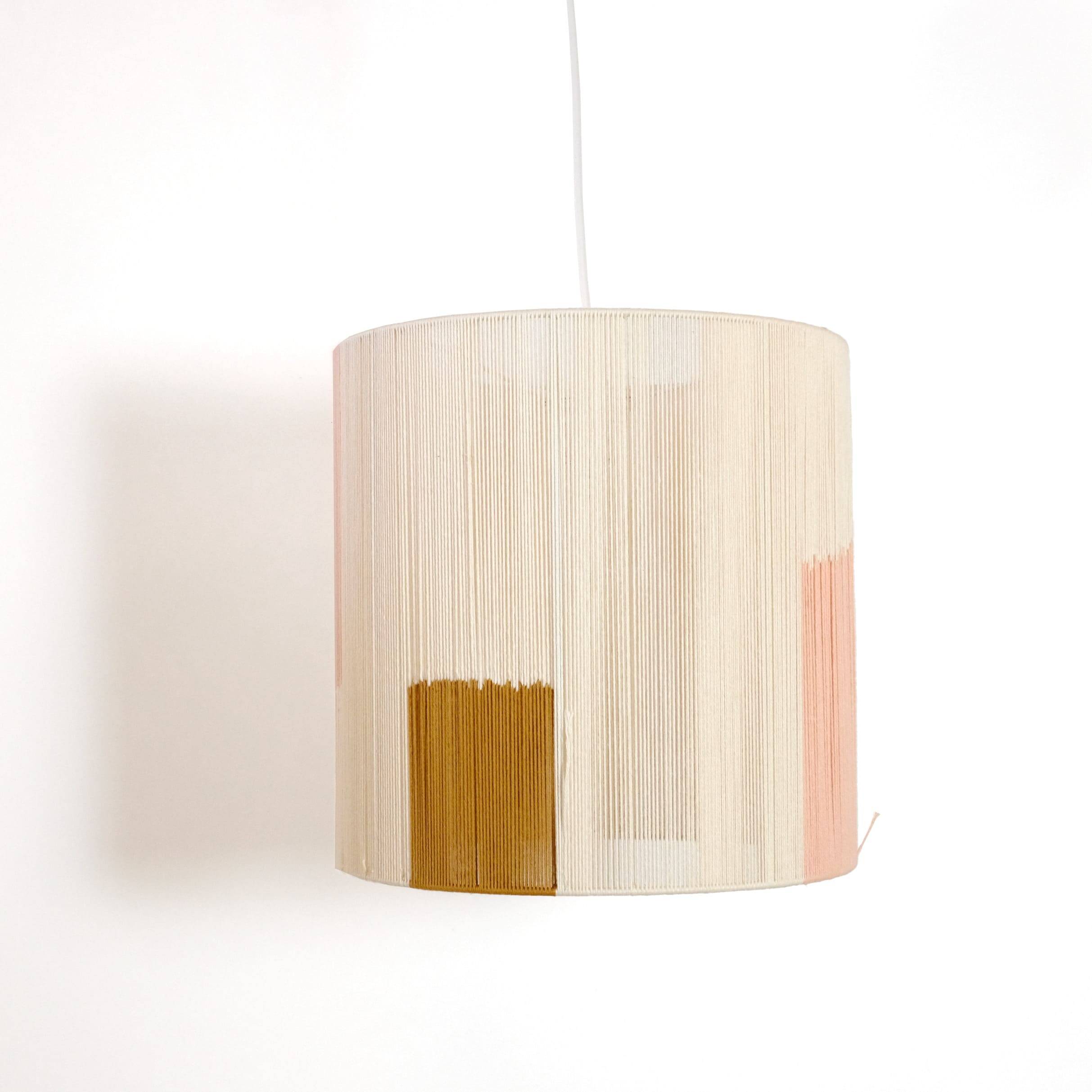 Suspension en fil de coton ecru, rose et camel.