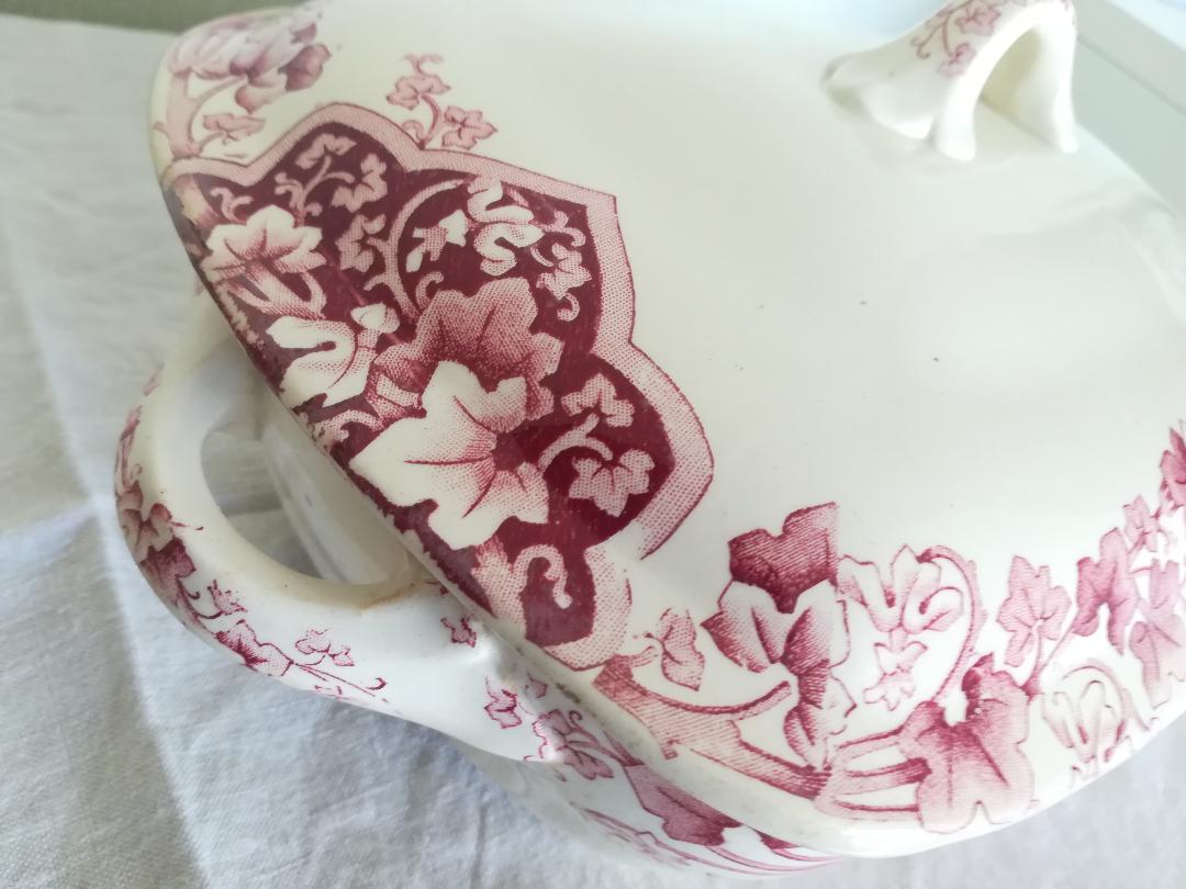 Soupière or vegetable in leanie Lunéville KG model "Lierre crest ".