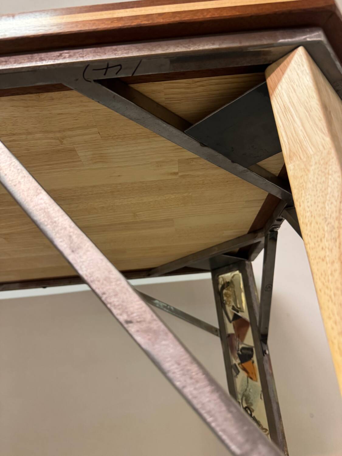 Bureau, table en bois, fer forgé et vitraux