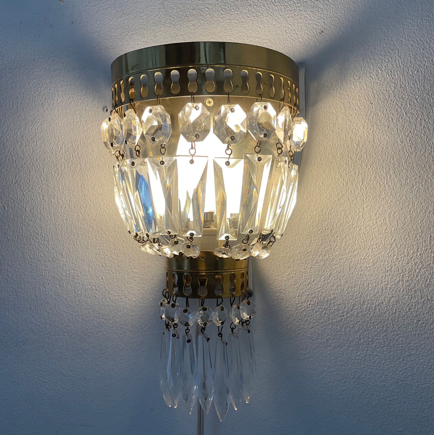 Hot air balloon wall lamp with tassels