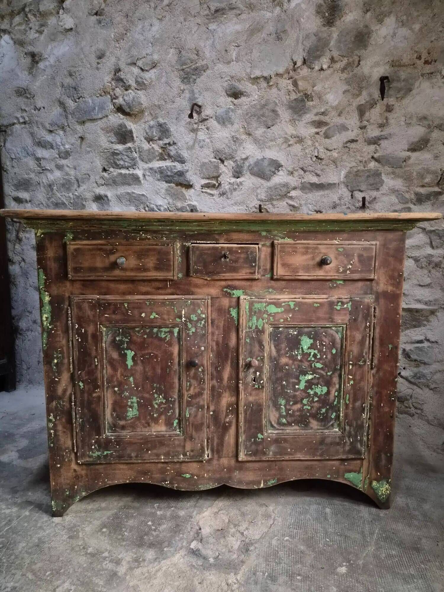 French rustic buffet in walnut, 18th century, 3 drawers and 2 doors.