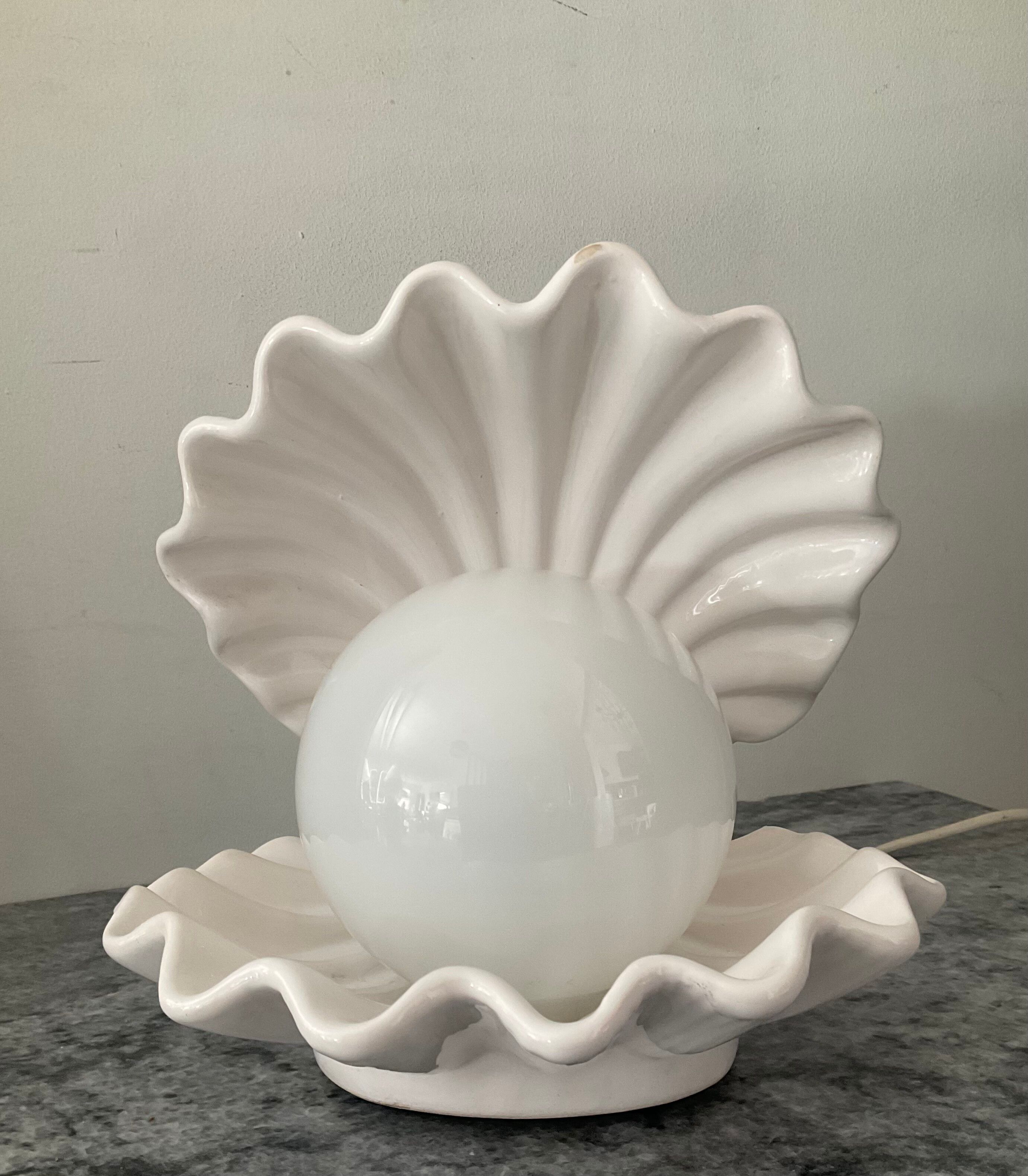 Vintage shell lamp in ceramic and opaline.