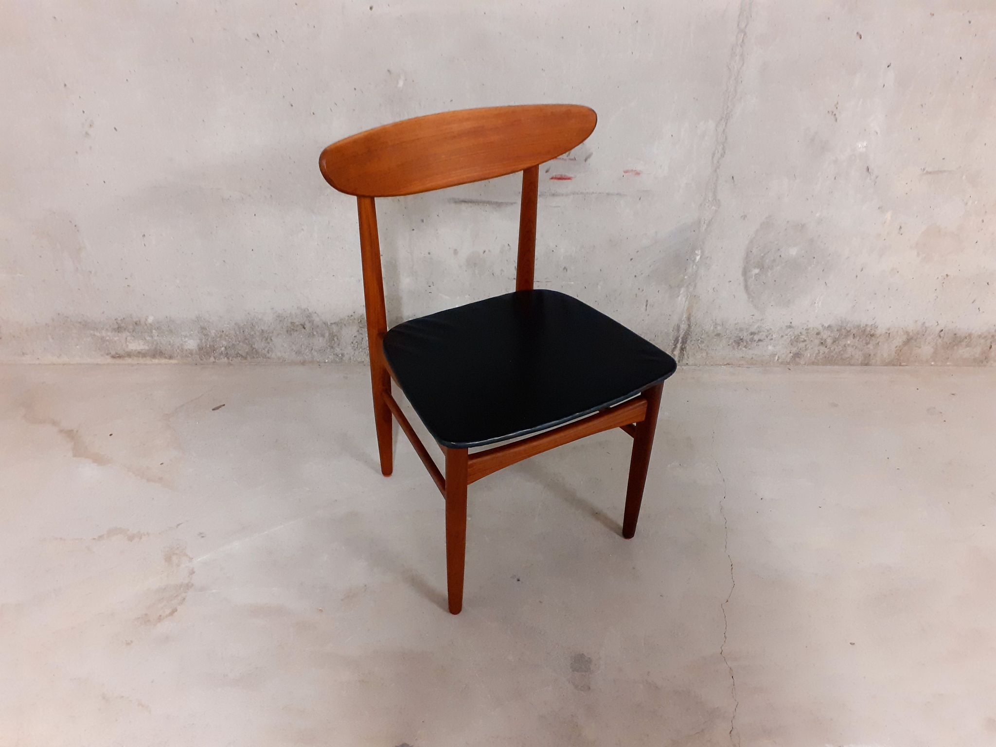 Vintage Danish Scandinavian chair in 60s teak, stamped Dyrlund Denmark
