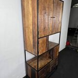 Armoire en bois ancien avec structure en métal noir