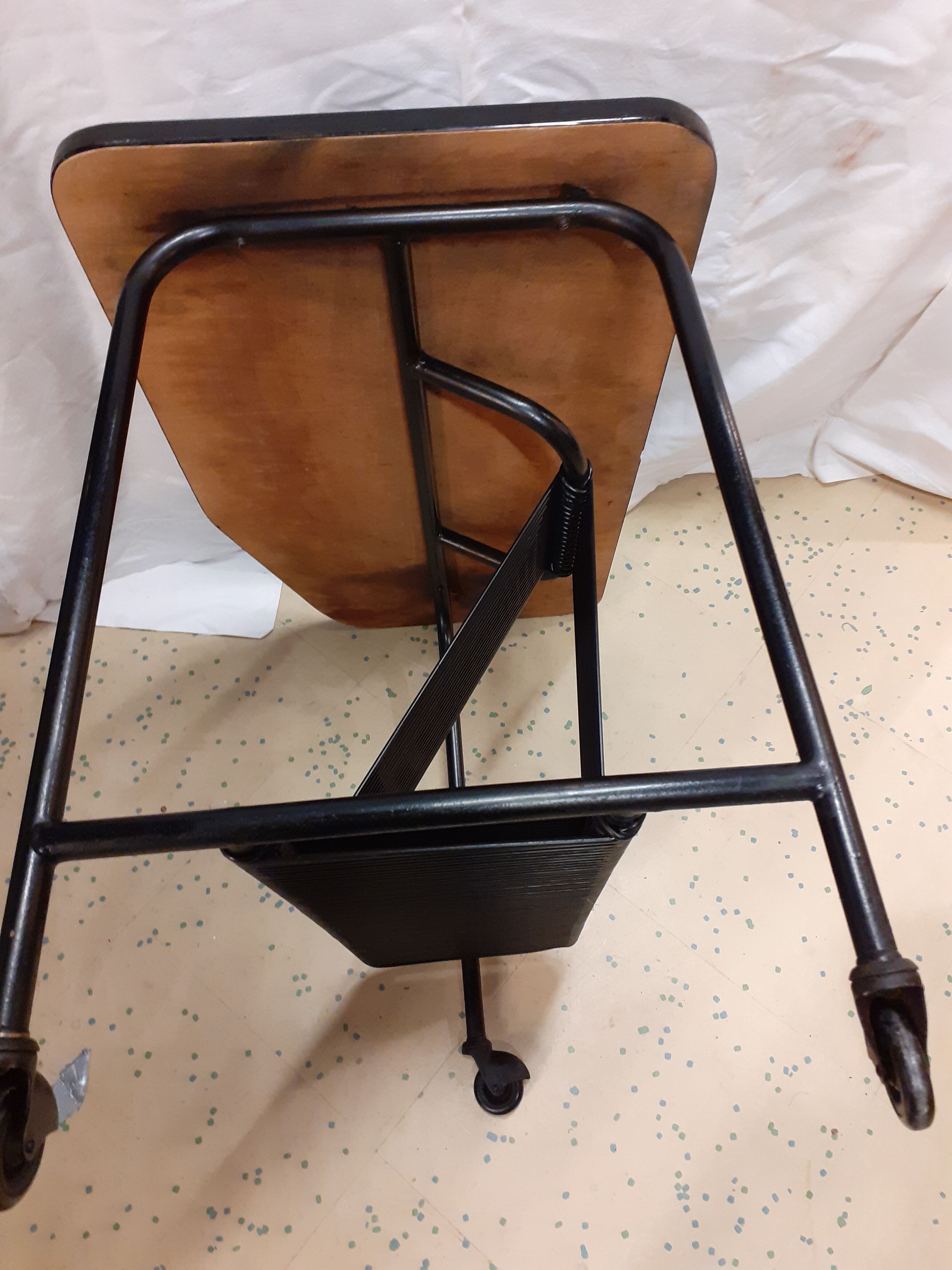 Side rolling table range vinyls scoubidou