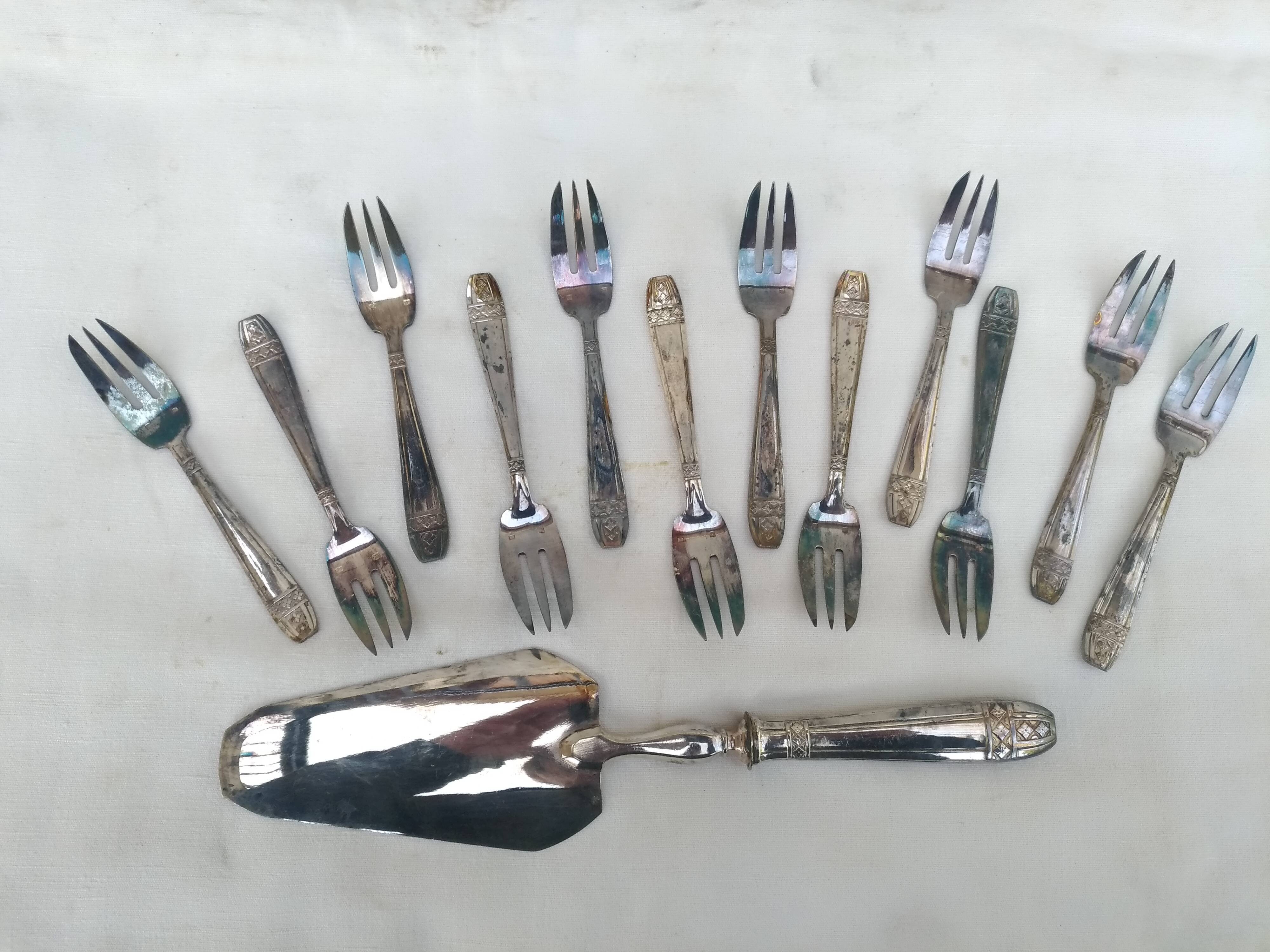 Service de fourchettes et pelle a dessert en metal argenté