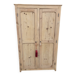 Armoire parisienne décapée
