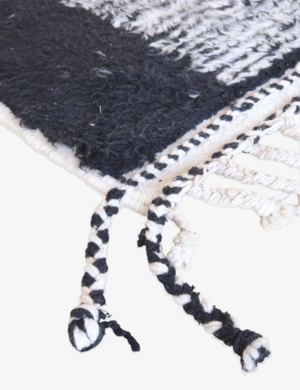 Black and White Rug - 255 x 157 cm