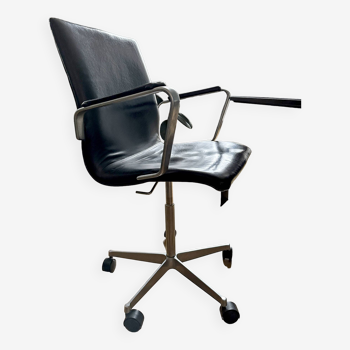 Chaise de bureau Oxford Arne Jacobsen pour Fritz Hanger cuir noir accoudoirs cuir