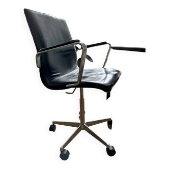 Chaise de bureau Oxford Arne Jacobsen pour Fritz Hanger cuir noir accoudoirs cuir