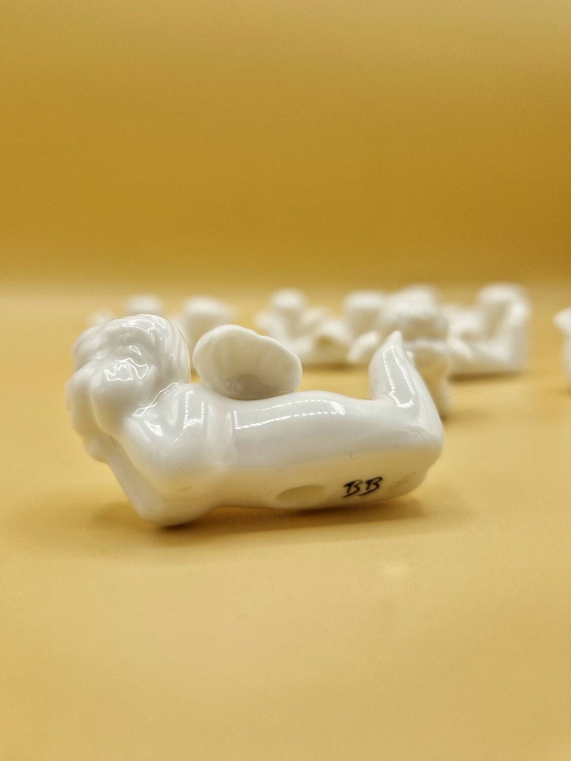 12 porte-couteaux vintage en porcelaine figurant des chérubins