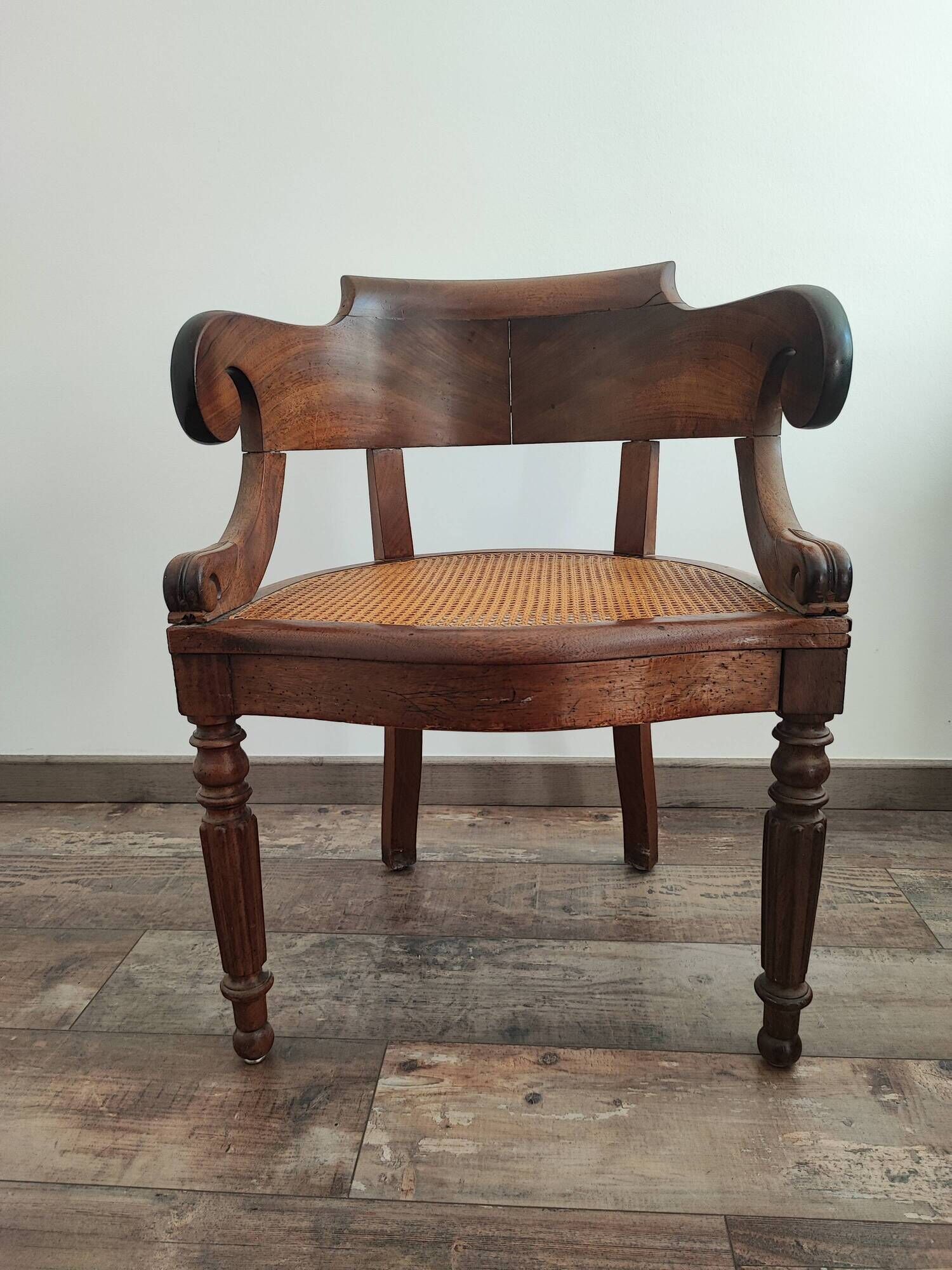 Fauteuil et Bureau en bois massif époque Louis Philippe.Vendu ensemble