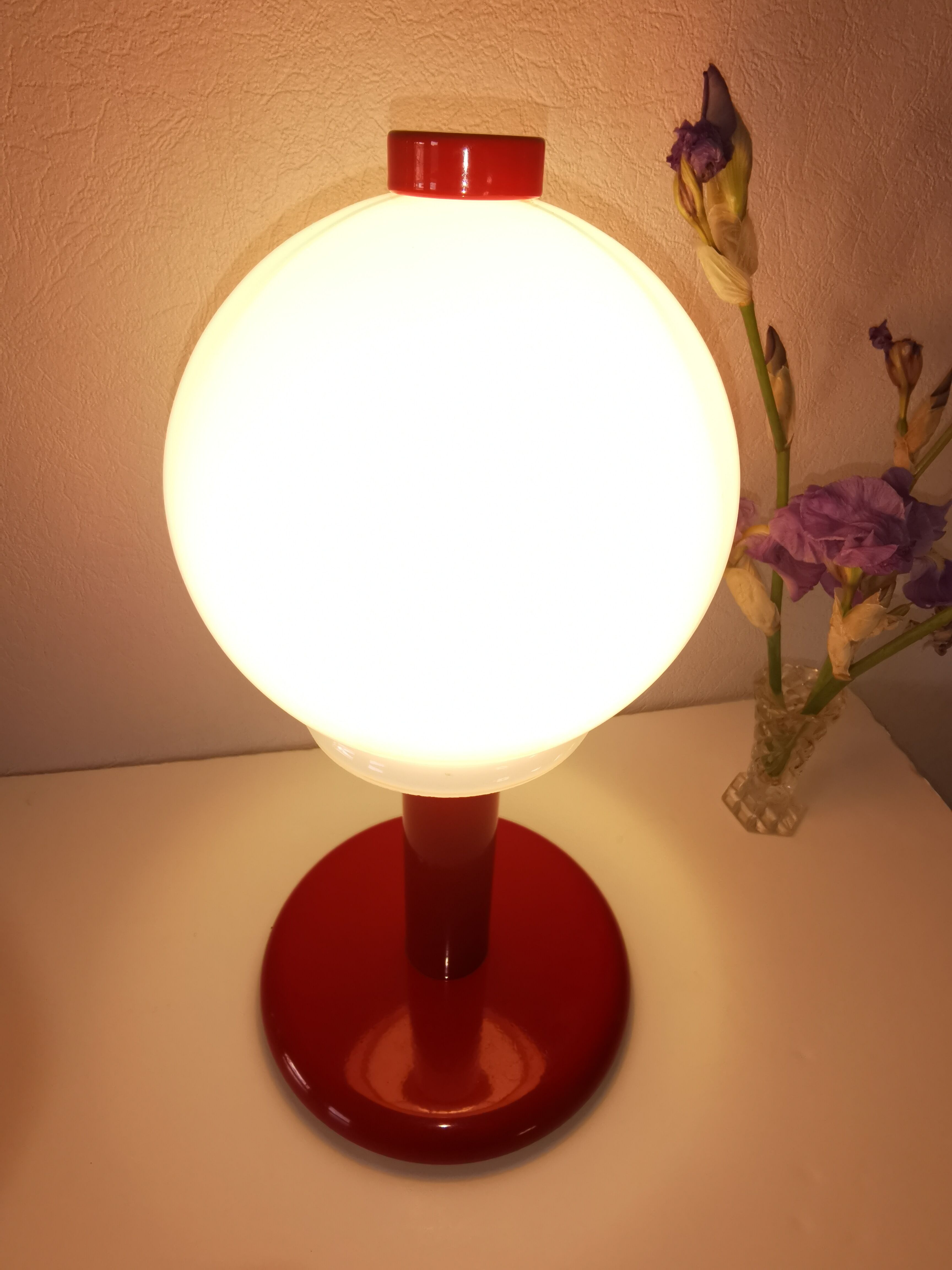 Mushroom lamp in lacquered steel and opaline, bubble gum, space age, 1970