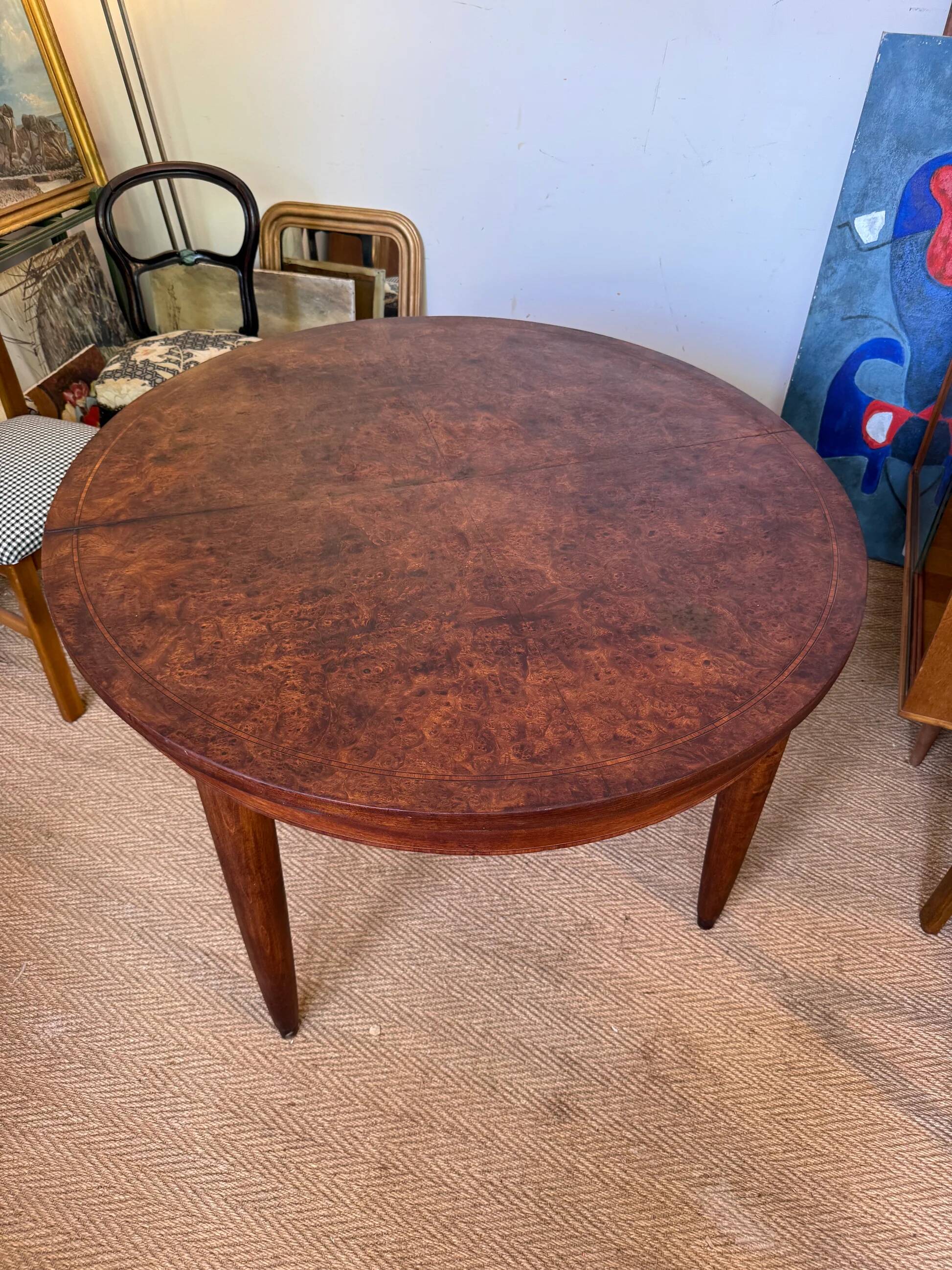 Oval extendable dining table in wood and walnut burl veneer.
