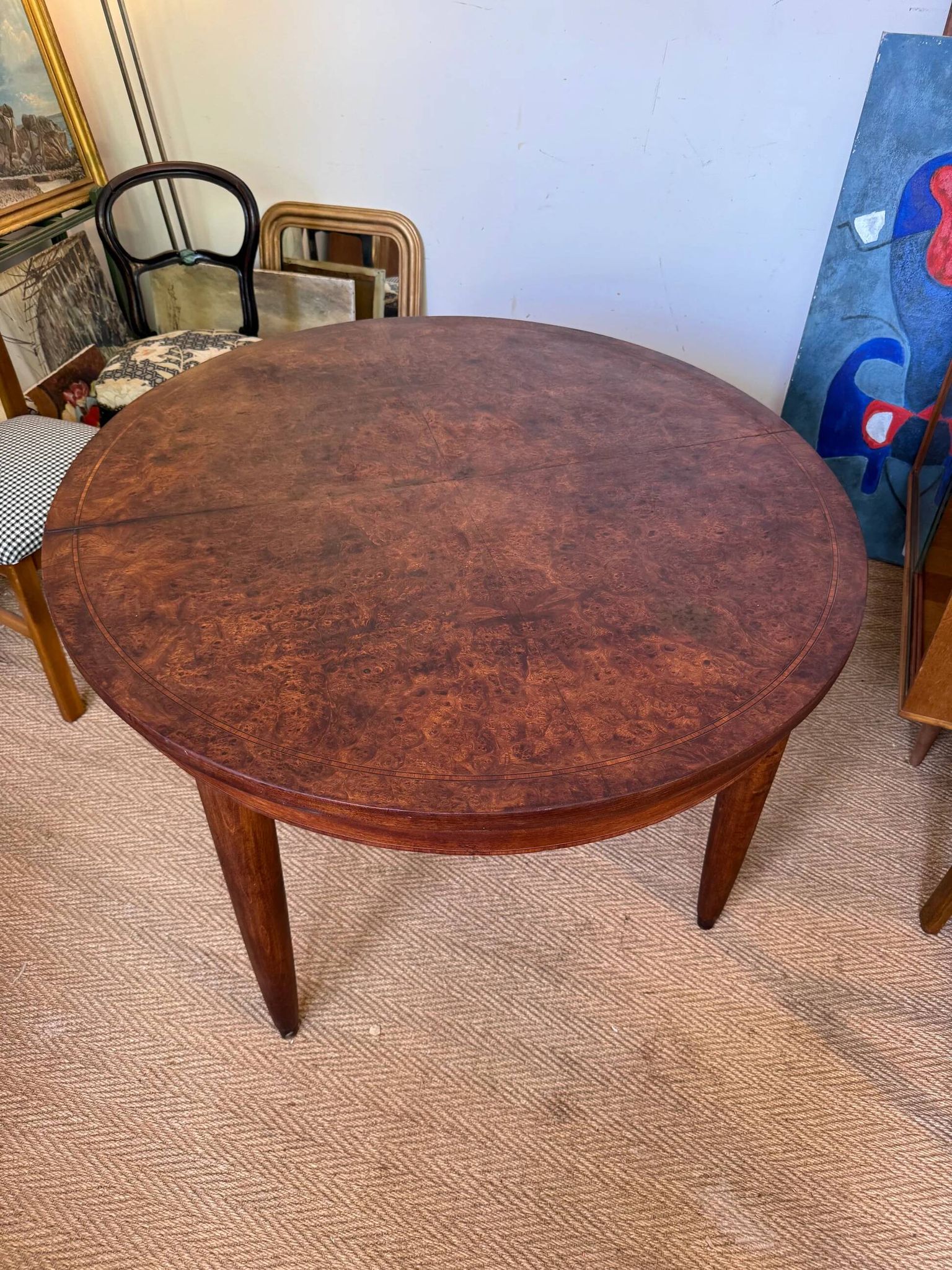 Oval extendable dining table in wood and walnut burl veneer.
