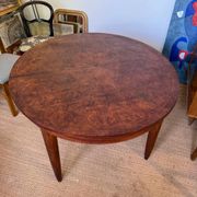 Oval extendable dining table in wood and walnut burl veneer.