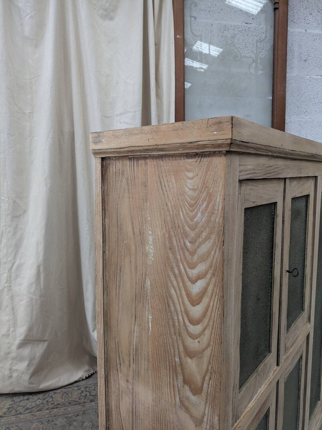 Raw glass cabinet