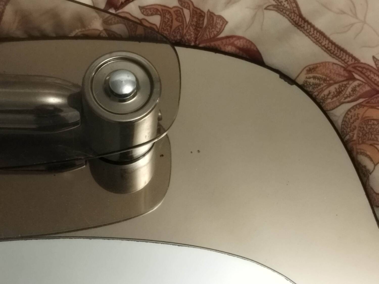 Miroir avec deux appliques en verre fumé attribué à Lupi