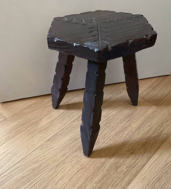 Tabouret tripode bois art brute