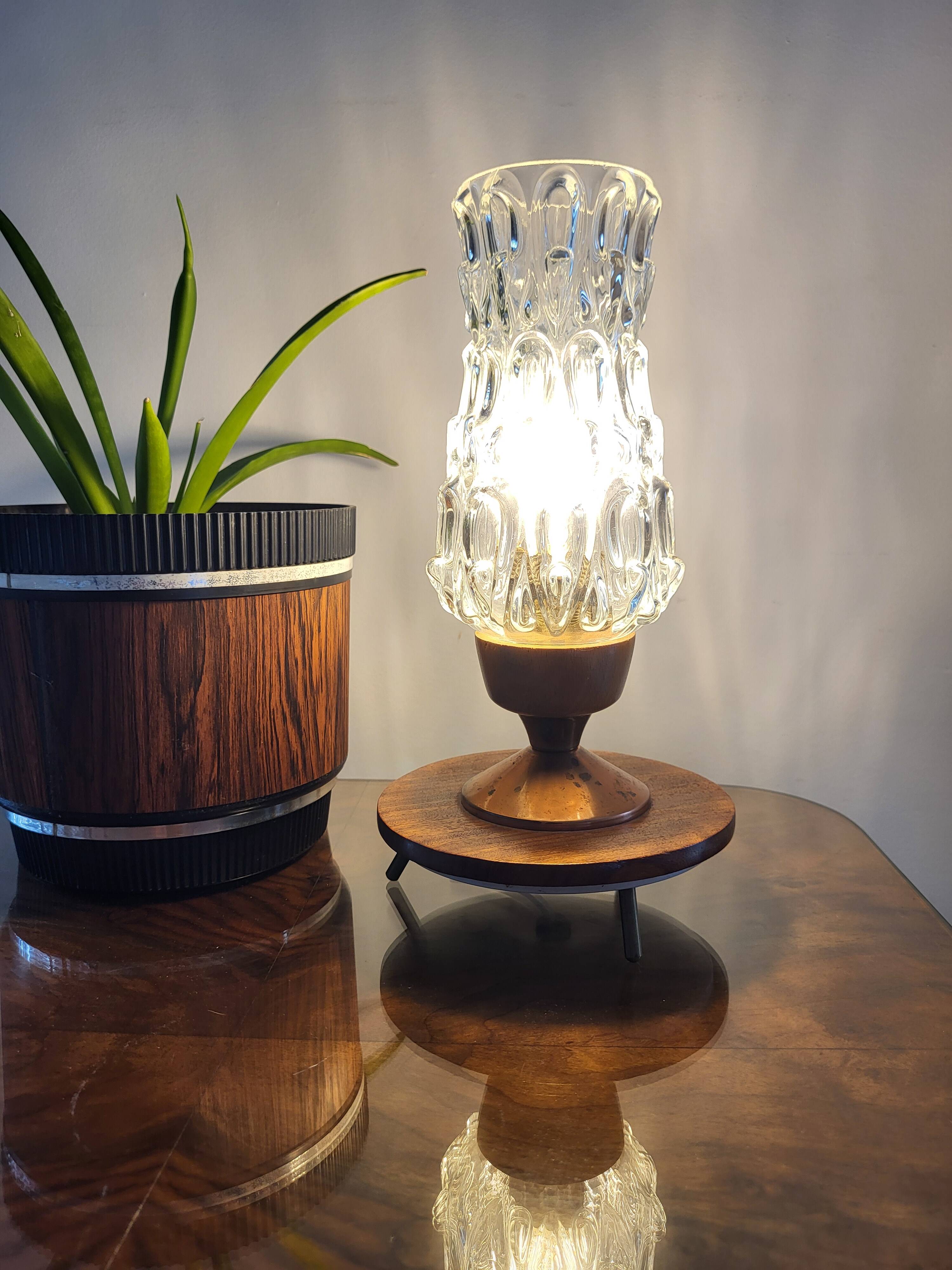 Tripod vintage tafellamp uit de jaren 60 met glazen lampenkap