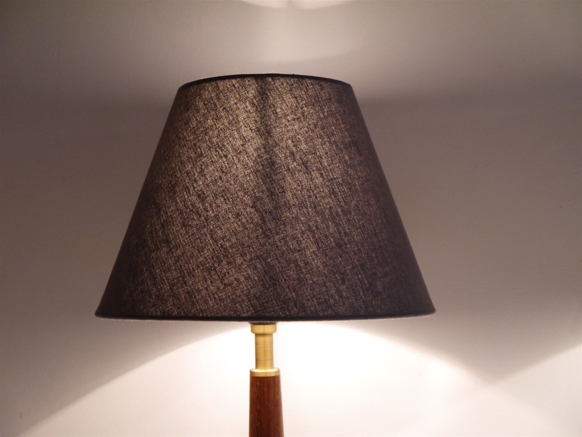 Paire de lampes vintage en teck et laiton