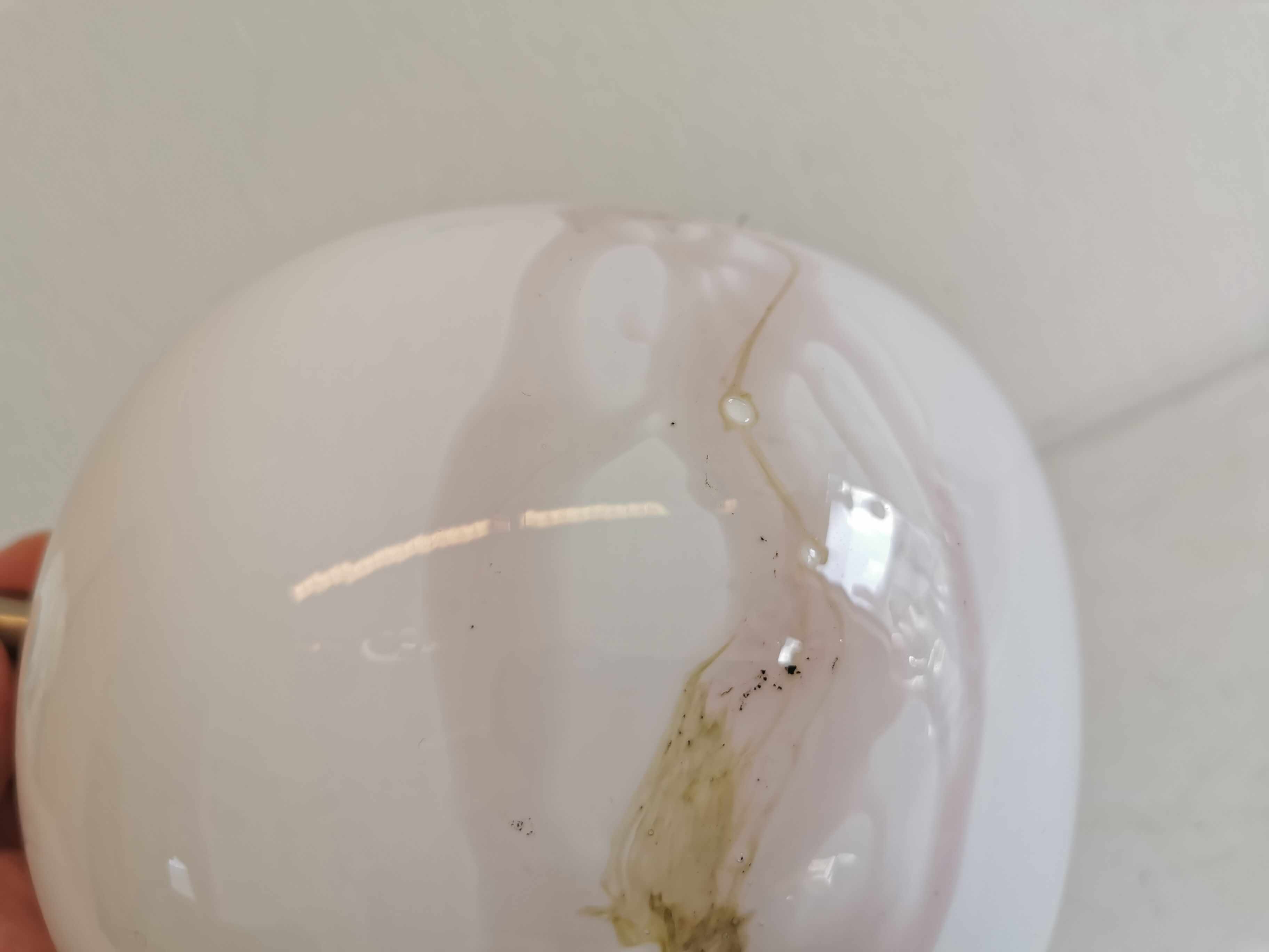 Table lamp in white opal glass, with pink details/decoration