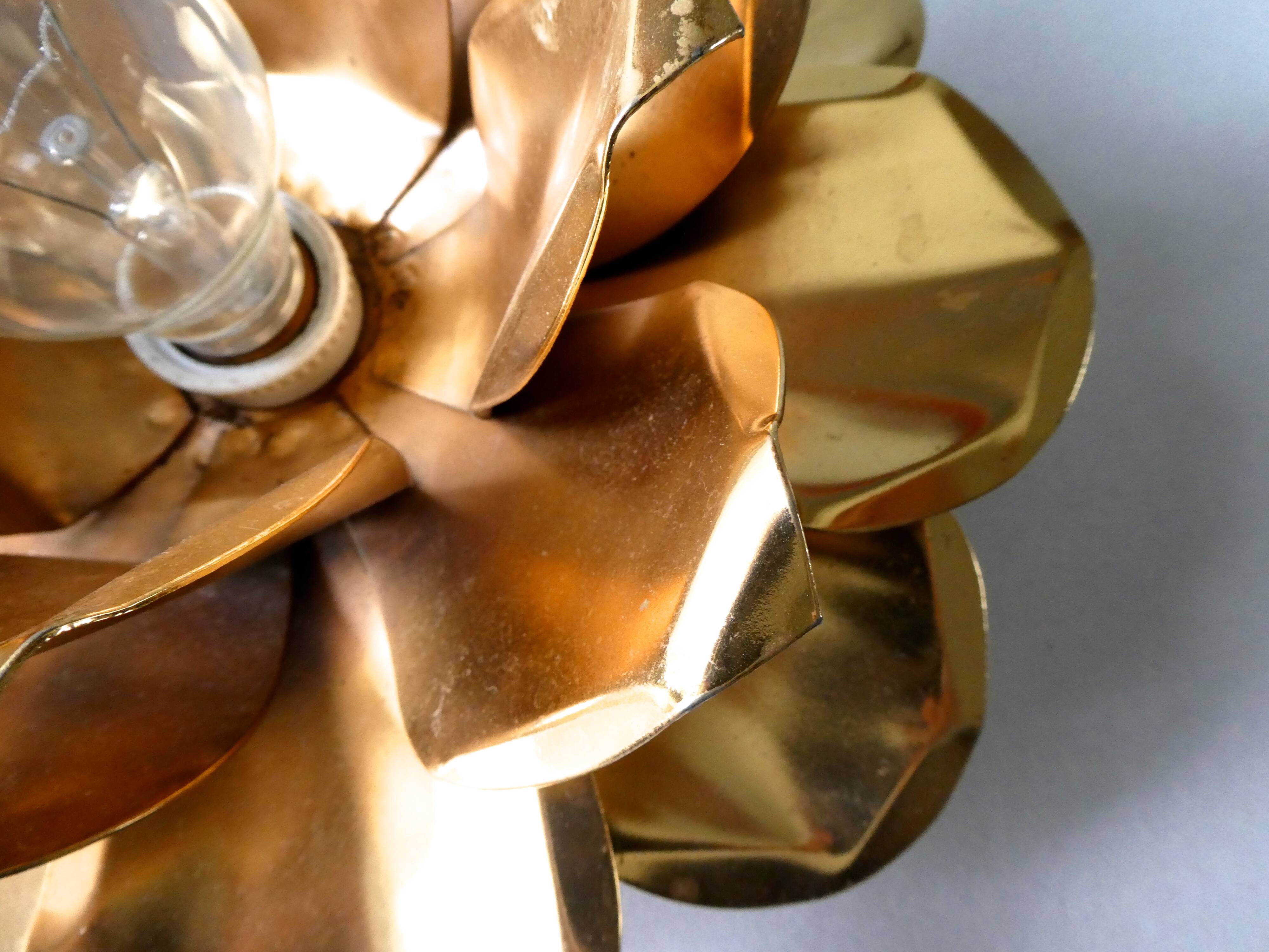 Golden metal flower wall lamp