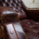 Fauteuil de bibliothèque en cuir usé avec boutons, années 1840