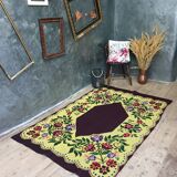 Tapis jaune fait à la main avec de délicates fleurs colorées 198x131 cm