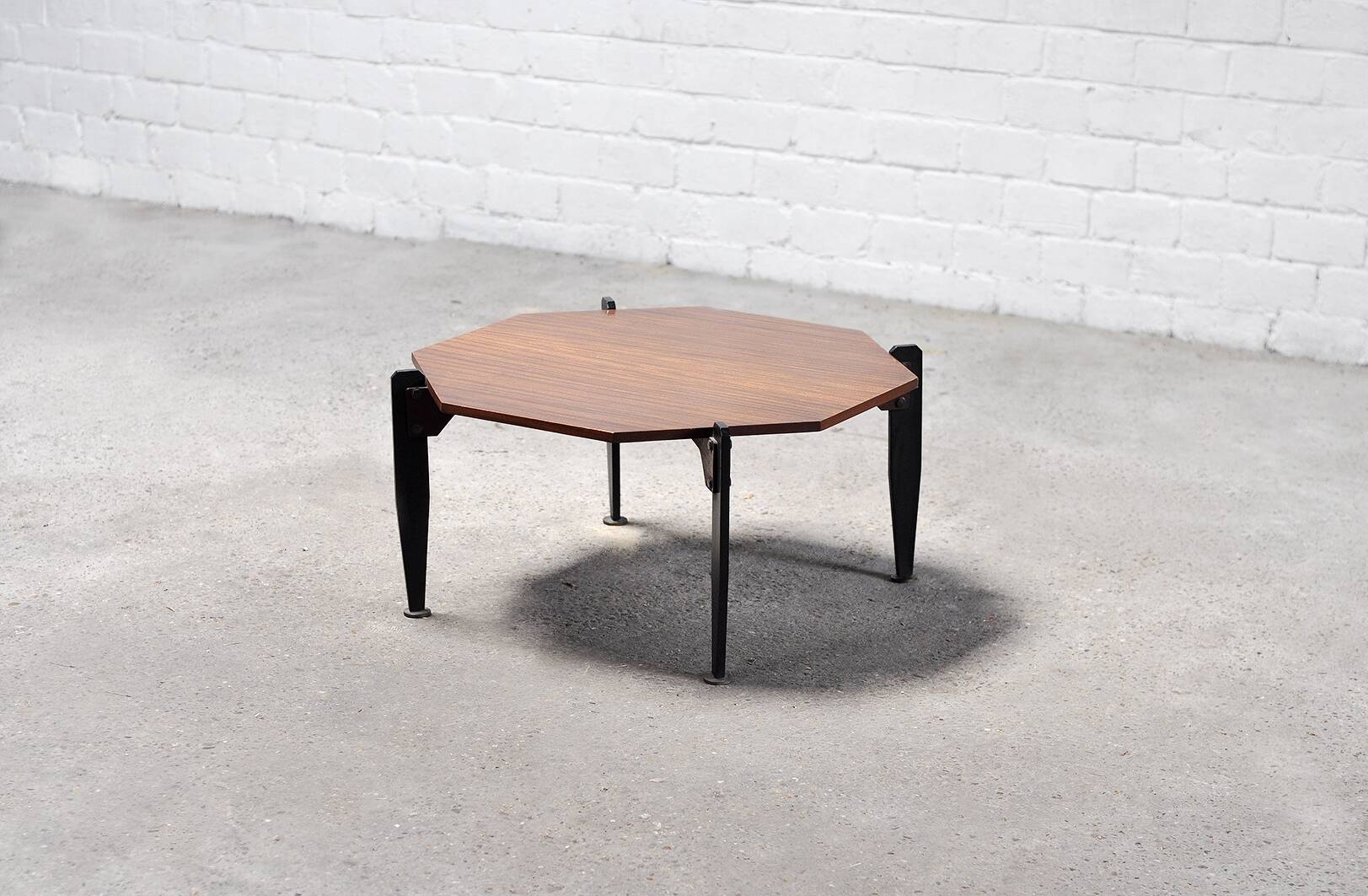 Table basse moderniste italienne en teck et métal laqué, années 1950