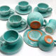 Lot de 6 tasses en terre émaillée bleu turquoise avec leurs soucoupes et leur pot à lait