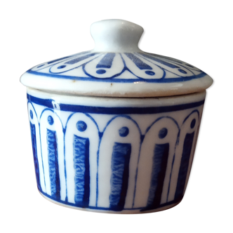 Lot de deux pots en porcelaine