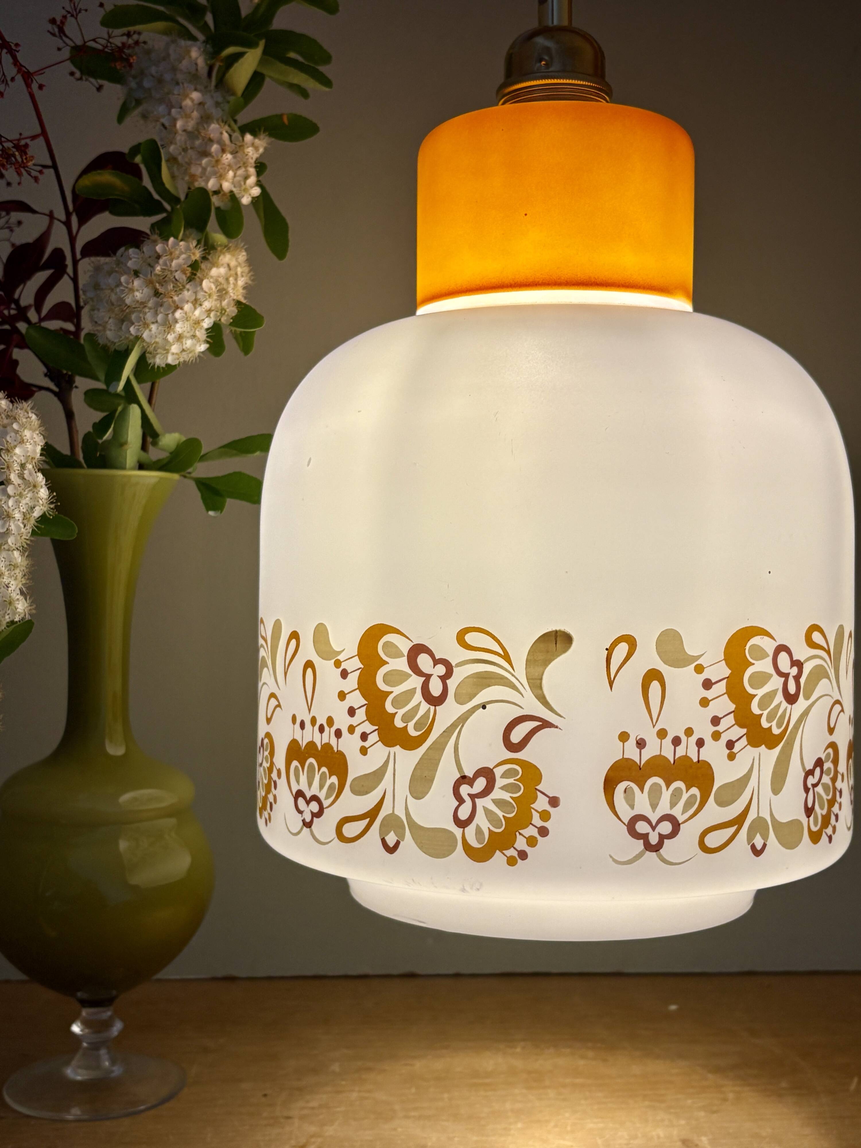 Suspension globe vintage années 70 en opaline