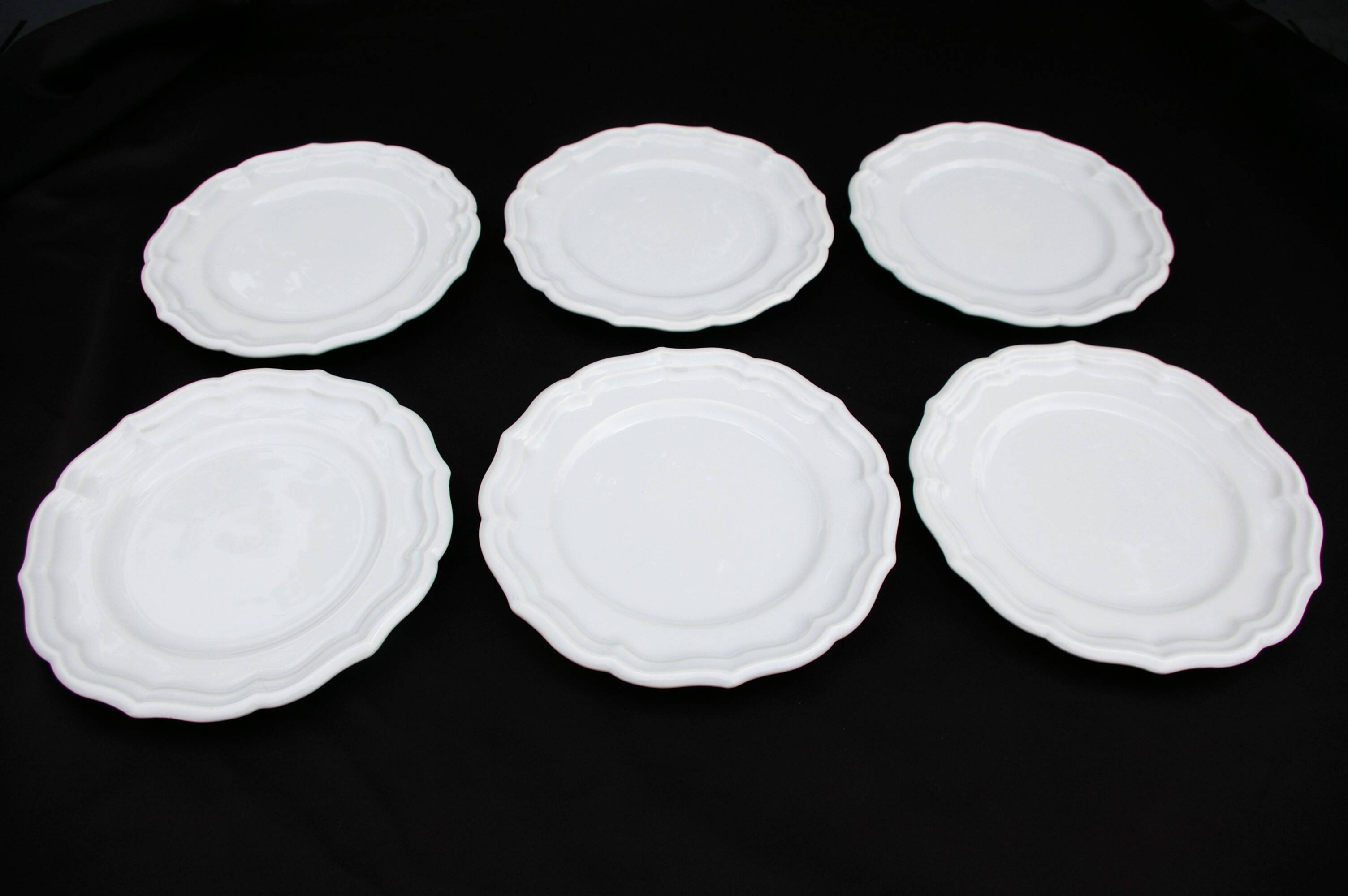 6 Flat plates in Gien earthenware model Louis XV white