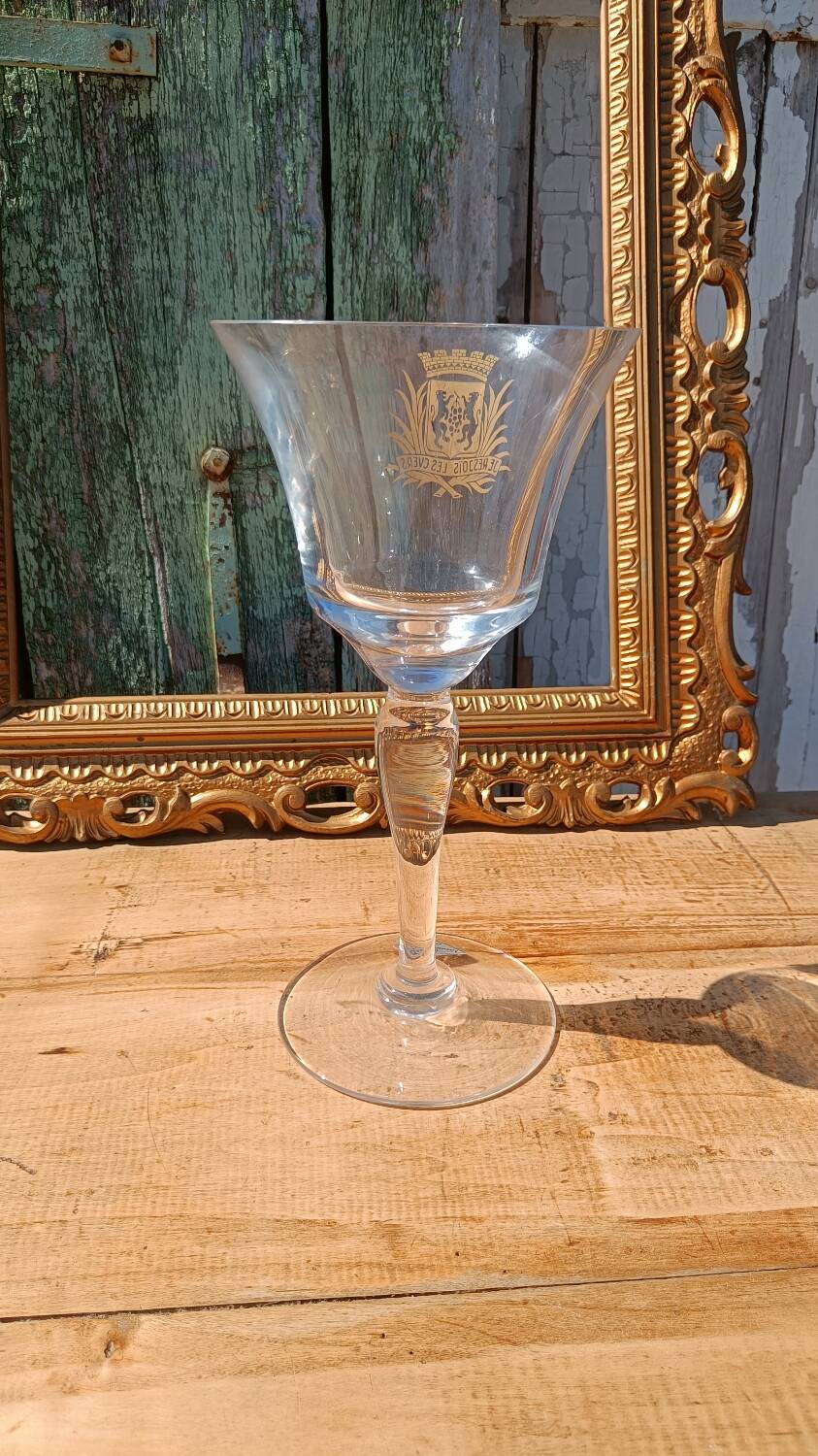Large tasting glass with an old golden coat of arms – signed Jeanne Châtel