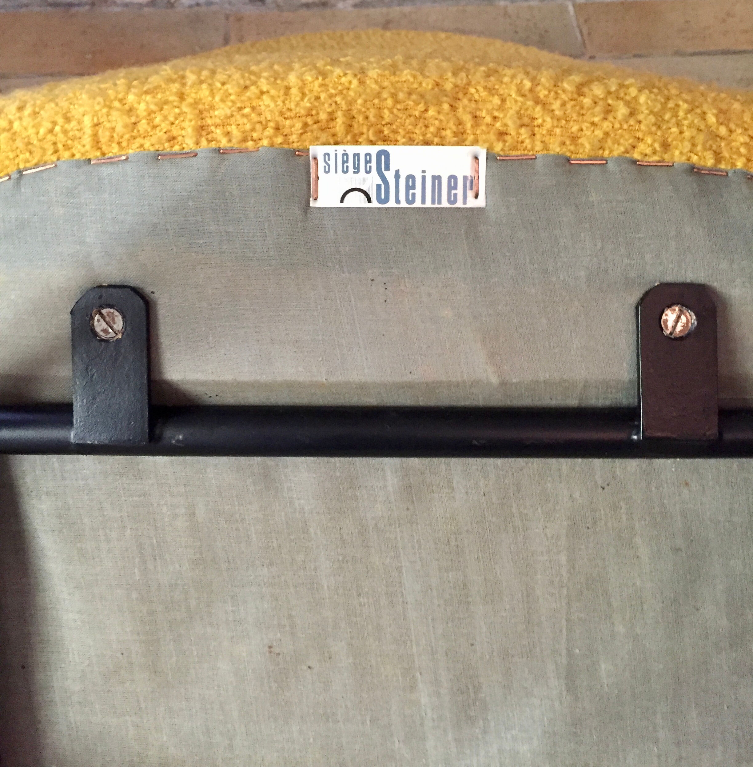 Chauffeuse n° 771 modèle "langue" de Joseph André Motte pour Steiner 1954