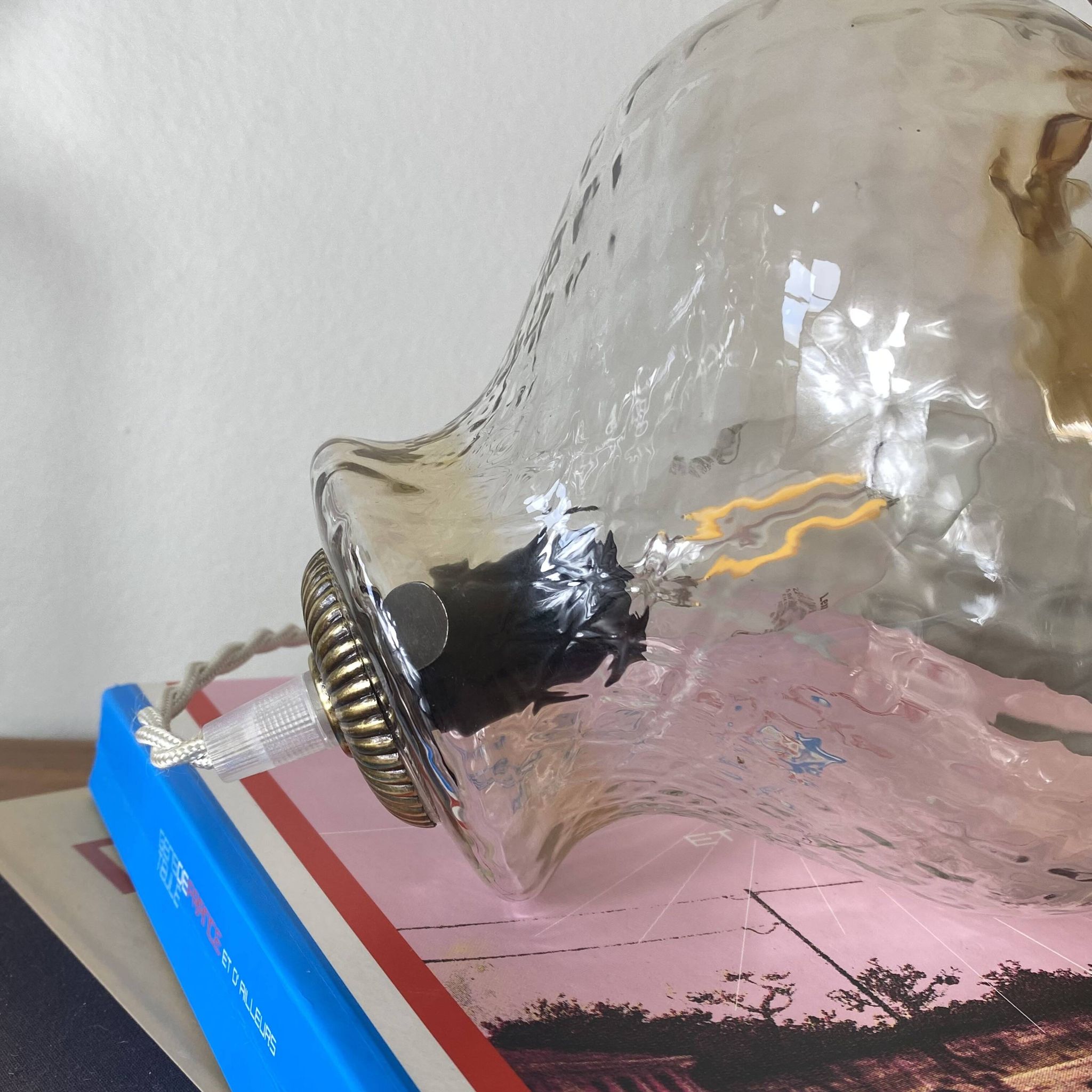 Vintage tulip-shaped portable lamp in transparent glass and gold.