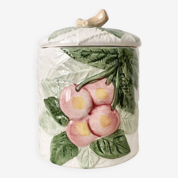 Pot couvert en barbotine à décor de fruits