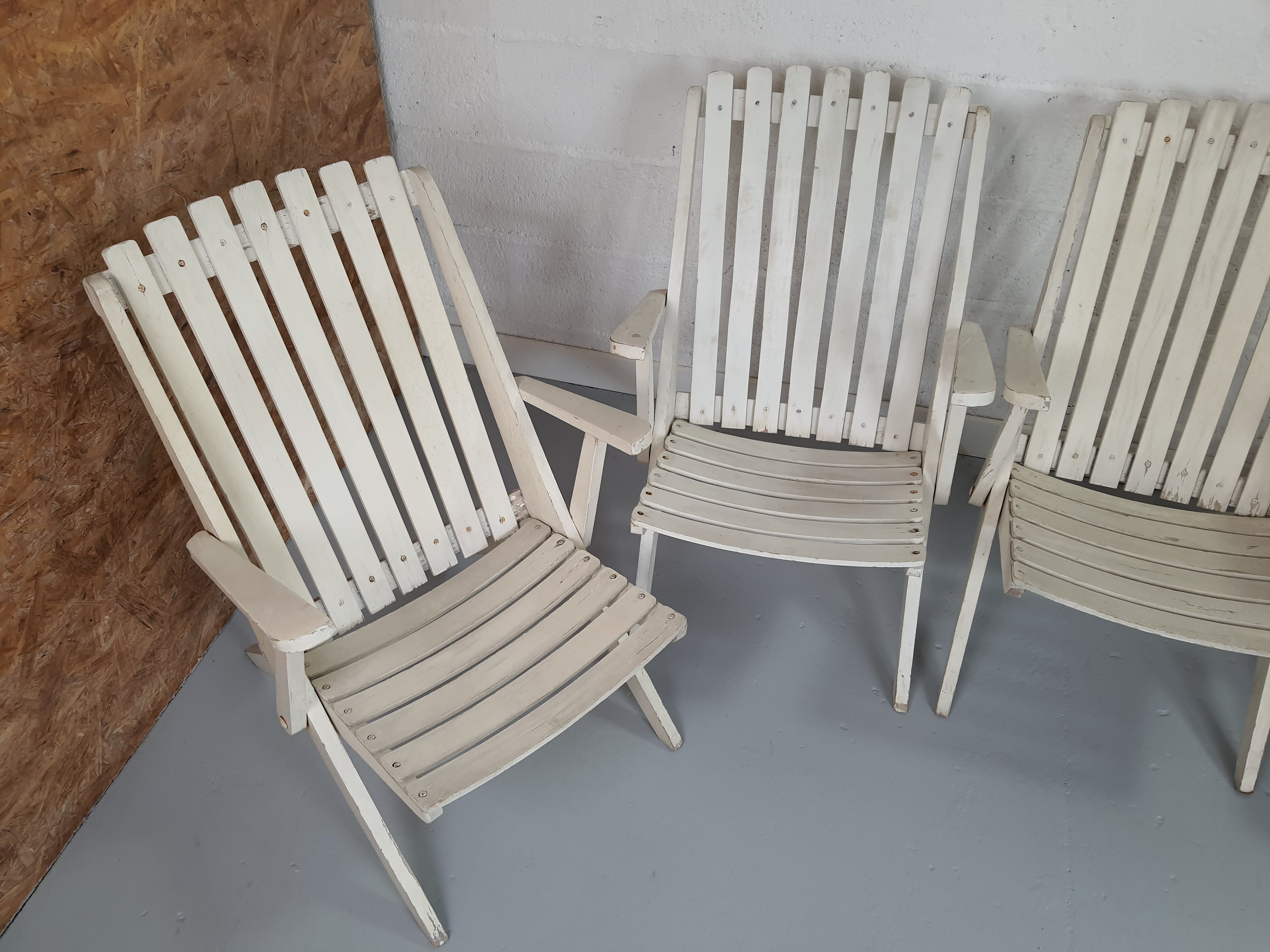 Lot 5 garden armchairs in vintage white wood