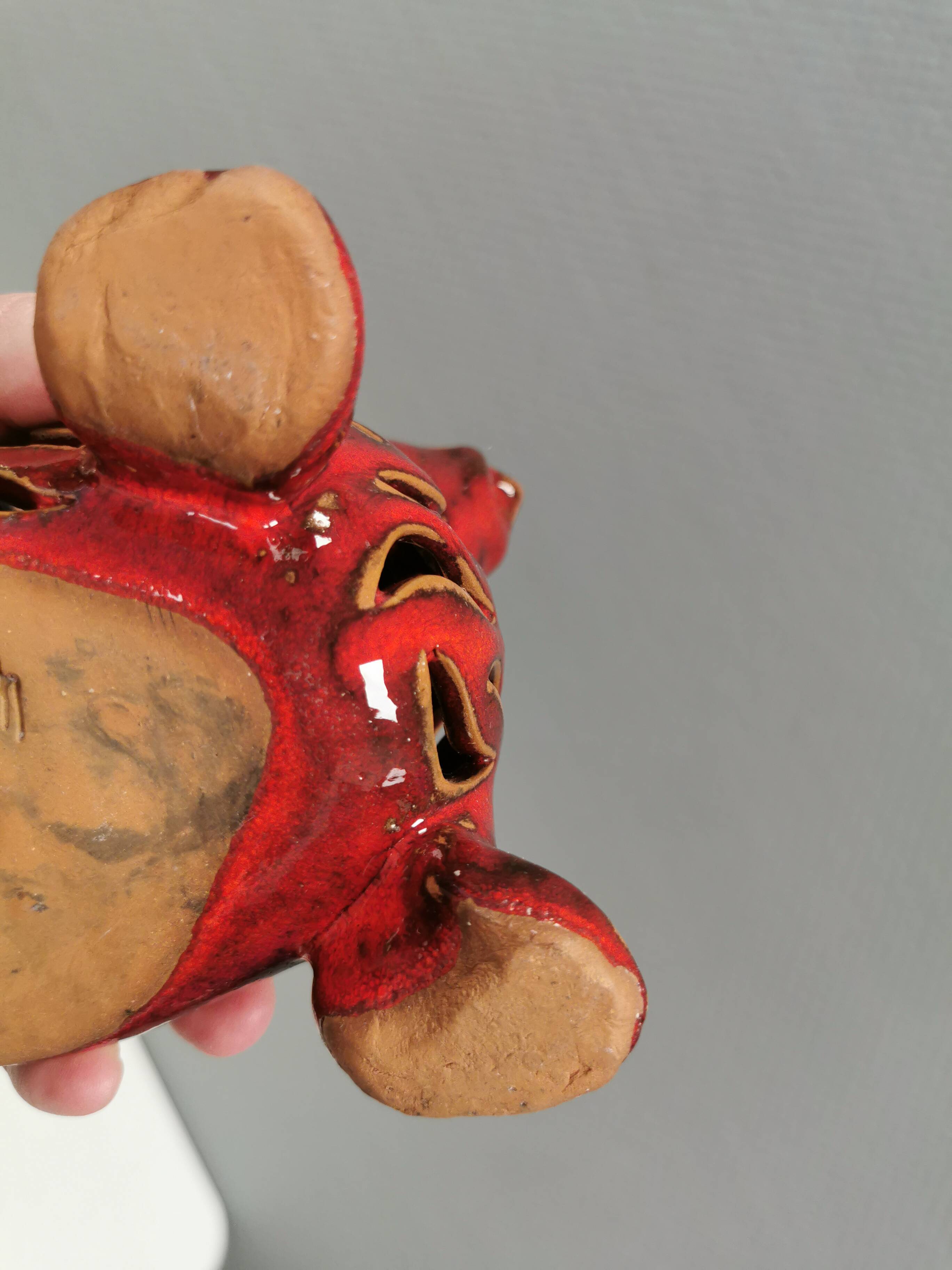 Beautiful seal in ceramic with metallic red glaze.