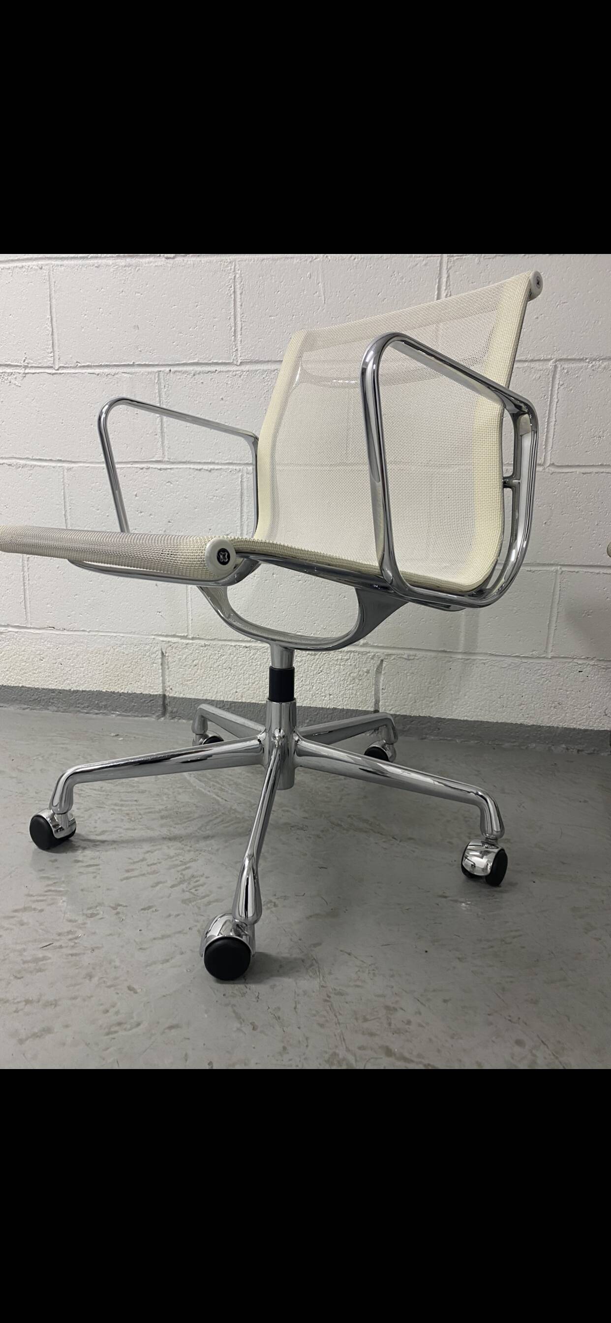 Eames EA armchair on base 5 branches and castors editions Vitra