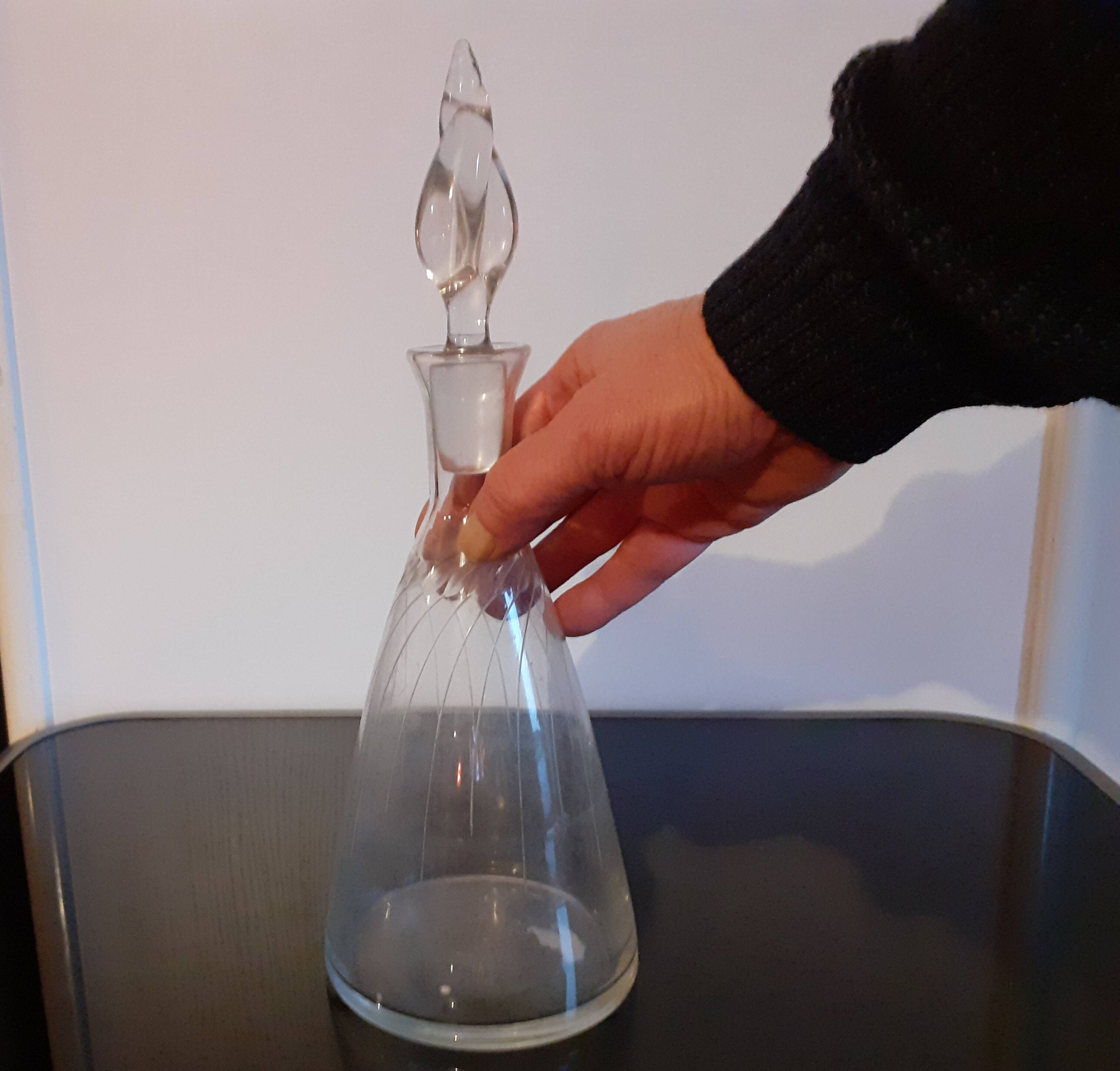 Carafe in chiseled glass and flame-shaped stopper