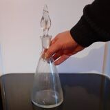Carafe in chiseled glass and flame-shaped stopper