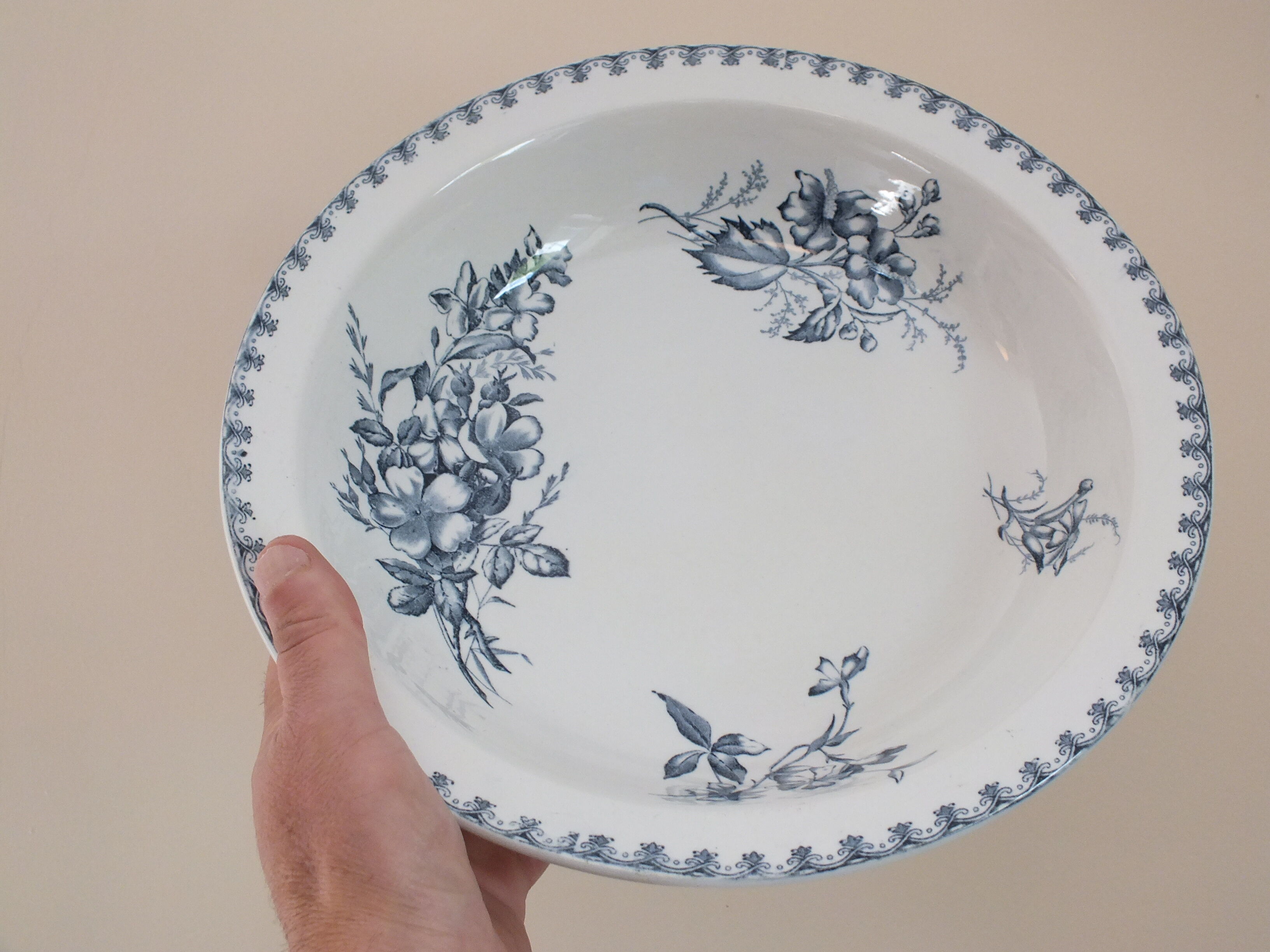 Round hollow dish Sarreguemines U&C Vega - 19th century floral decoration