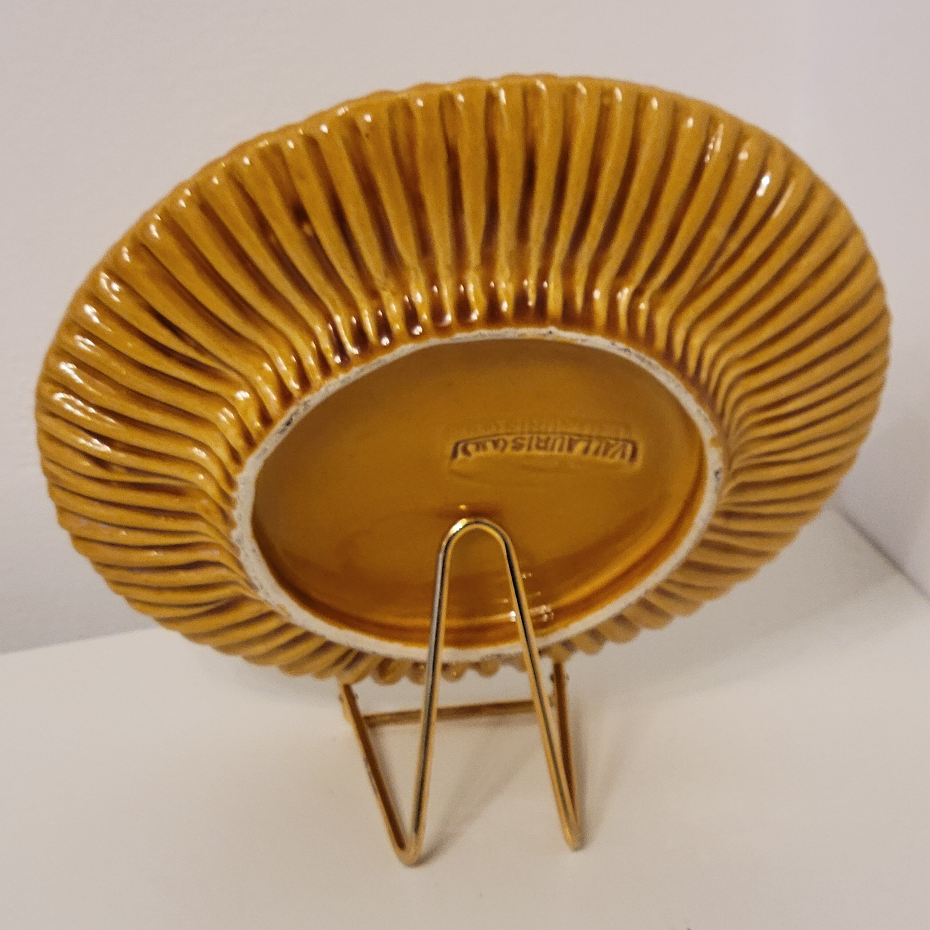 Assiette en barbotine Vallauris A.M. décor palmier