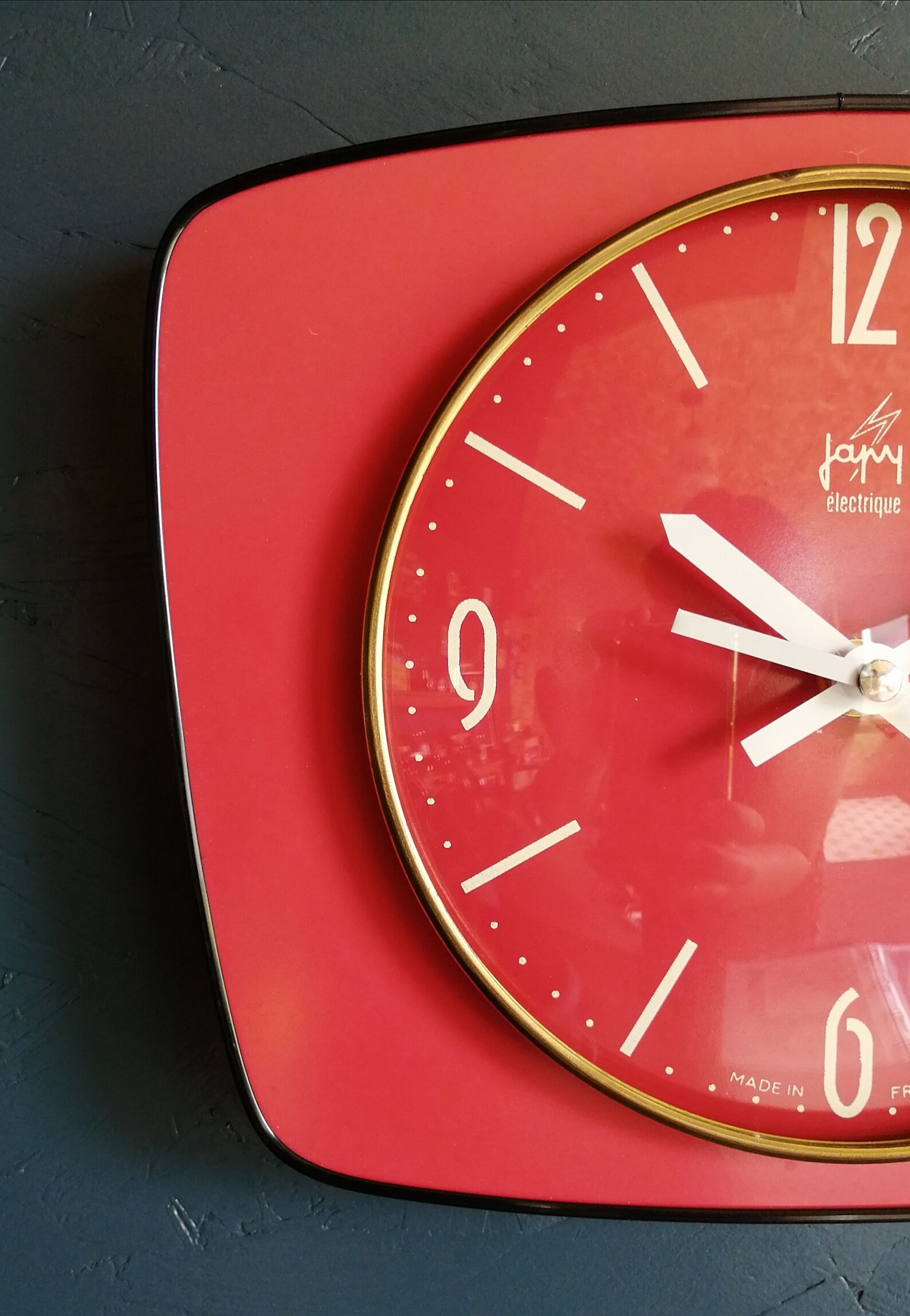 Formica vintage silent wall clock "Japy Electric Raspberry"